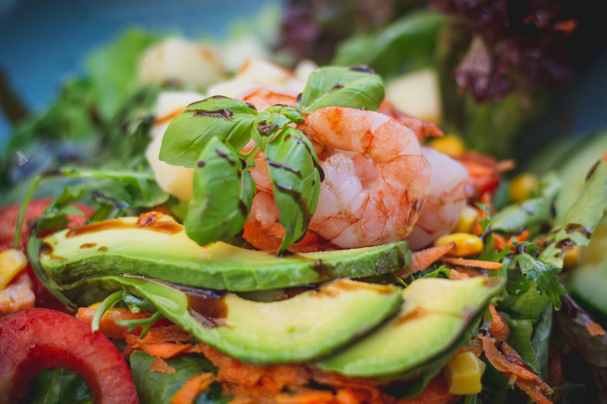 Gemischter Blattsalat mit Nüssen und Früchten
